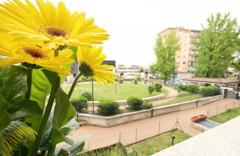 Hq Aparthotel Milano Inn - Smart Suites Cinisello Balsamo Exterior photo